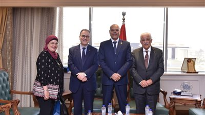 وزير العمل يلتقي وفدًا من الجامعة الأمريكية لبحث سبل التعاون في مجال تدريب ذوي الهمم