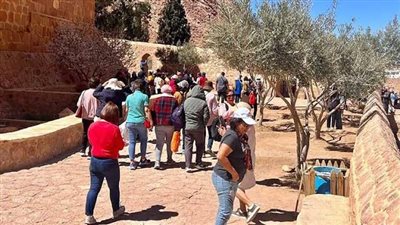 قبل انتهاء إجازة الصيف.. إقبال كبير على زيارة المقدسات الدينية والتاريخية بسانت كاترين