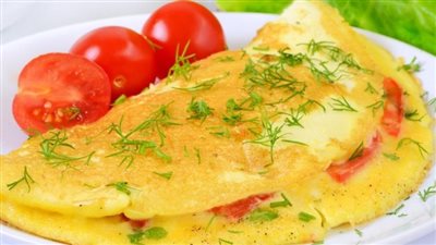 طريقة عمل البيض المقلي بطريقة جديدة.. 3 أفكار مختلفة بالحليب والخضار 