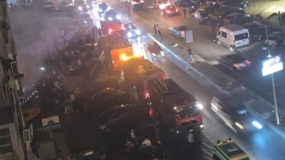 الحماية المدنية تدفع بسيارات إطفاء للسيطرة على حريق “سنتر” التوحيد بالمقطم (فيديو)