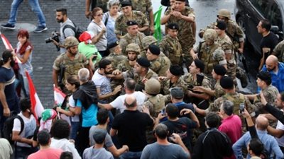 اشتباكات بين قوات الأمن والمتظاهرين في لبنان.. والجيش يصدر بياناً (فيديو)