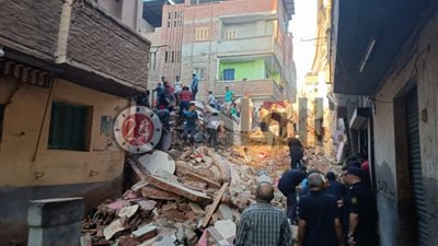 انهيار منزل من 5 طوابق في المحلة وجهود مكثفة للبحث عن مصابين (صور)