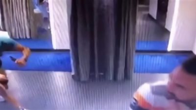 شاهد.. فيديو يوثق لحظة نجاة معتصم النهار من انفجار مرفأ بيروت