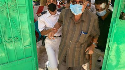 كمامات وتعقيم.. الحماية المدنية والشرطة يشاركان في تأمين التصويت بانتخابات الشيوخ (صور)