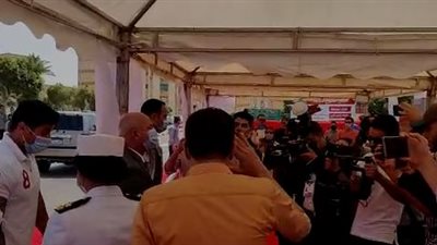 وزير النقل يدلى بصوته فى انتخابات الشيوخ بإحدى مدارس التجمع الخامس (فيديو)