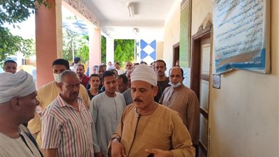 لجان سوهاج تتحدى ارتفاع درجة الحرارة بطوابير عشرات الأمتار خارج اللجان (صور)