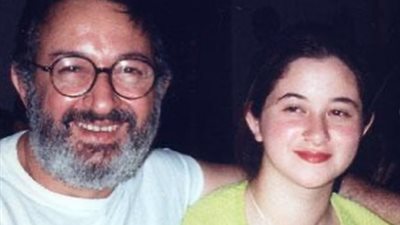 مي نور الشريف تحيى ذكرى وفاة والدها الخامسة باستعادة ذكرياتهما (صور)