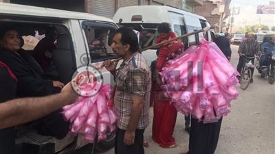 توزيع حلوى على الأطفال أمام لجان الانتخابات بالغربية (صور)