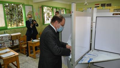 النائب العام يُدلي بصوته في انتخابات مجلس الشيوخ.. ويعرب عن إيمانه بضرورة أداء الواجب الوطني