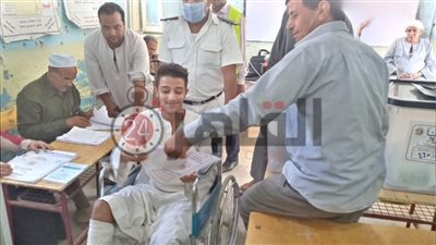 بقدم مكسور.. طالب جامعي يدلي بصوته في انتخابات الشيوخ بقنا (صورة)