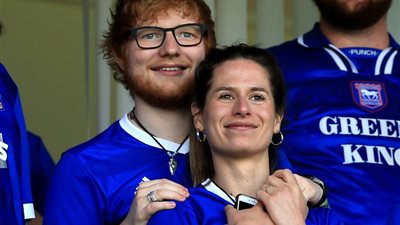 كيف استغل العالمي إيد شيران فيروس كورونا لإخفاء حمل زوجته؟