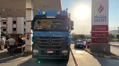 البترول تعلن تحويل أول سيارة نقل ثقيل للعمل بالغاز الطبيعي