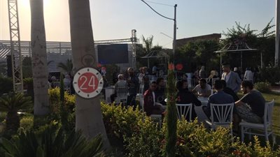 إقامة حفل زفاف في قاعة أفراح بدون إجراءات احترازية ببنها.. ورئيس المدينة: “بعتنا له إنذار” (صور وفيديو)