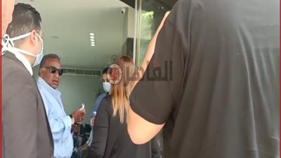 الوفاء الجميل.. نجل فؤاد المهندس يتابع إجراءات خروج جثمان شويكار من المستشفى قبل دفنها