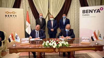 باستثمارات تتخطى مليار جنيه.. “العربية للتصنيع” توقع عقد إنشاء أكبر مصنع للألياف الضوئية