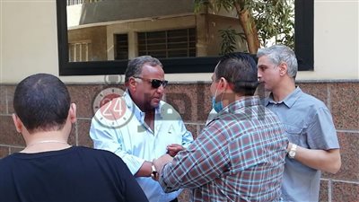 شاهد.. بكاء نجل فؤاد المهندس أثناء تلقيه عزاء شويكار أمام المستشفى (فيديو)