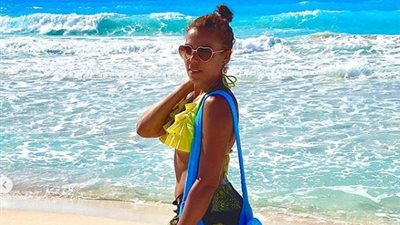 “مايوه بيكيني”.. ناهد السباعي تظهر بإطلالة جريئة من جديد (صور)