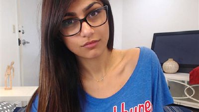 مايا خليفة تعلن بيع نظارة أفلامها الشهيرة بـ104 آلاف دولار لمساندة ضحايا انفجار لبنان (صورة)