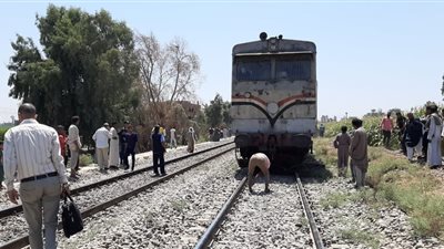 قطار يصدم “تروسيكل” أثناء عبوره أحد المزلقانات في قنا