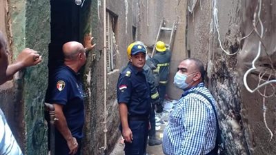 انهيار منزل بمنطقة غرب البلد بأسيوط والبحث عن أشخاص تحت الأنقاض