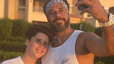 “نسحة منك”.. الجمهور يعلق على صورة أحمد السعدني ونجله (صورة)