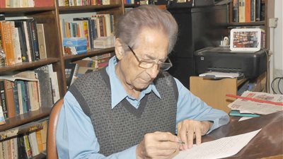 في ذكرى ميلاده.. أنيس منصور أكبر قارئ بالعالم العربي حفظ القرآن قبل الـ10 وكان الأول في الثانوية (فيديو)