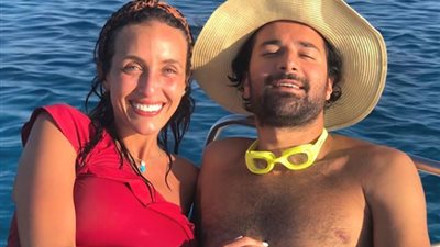 أحمد حاتم يتغزل في زوجته على طريقة “أماكن السهر” للهضبة (صورة)