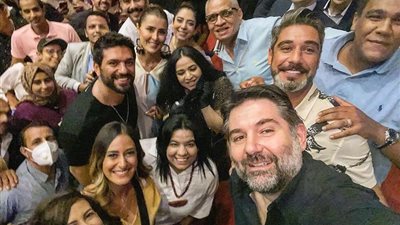 صناع “توأم روحي” يستعينون برأي رئيس قسم الفن بـ”القاهرة 24″ للترويج للفيلم (صور)