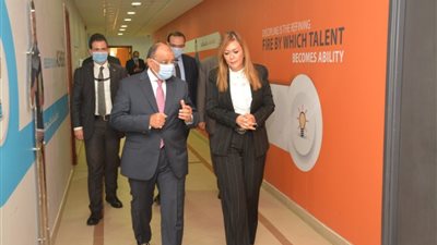 وزير التنمية المحلية يشارك في المقابلات الشخصية للمتقدمين للبرنامج الرئاسي (صور)