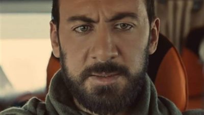 بعد الاختيار.. عابد عناني يشارك في مسرحيتي “هاملت” و”صلاة الملائكة”