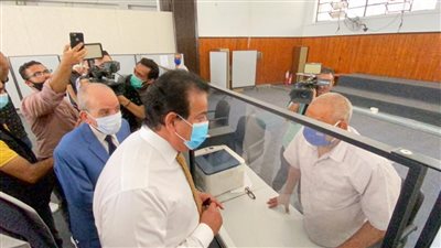 وزير التعليم العالي يتفقد مكتب التنسيق المركزي بجامعة عين شمس