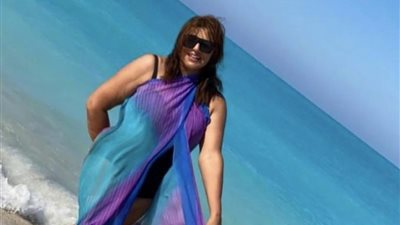 بإطلالة جريئة.. هالة صدقي بالمايوه من أمام البحر (صورة)