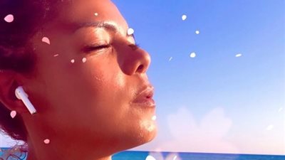 ناهد السباعي في إطلالة جريئة أمام البحر: “قبَّلت أشعة الشمس” (صورة)