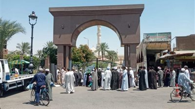 تجمع عشرات المواطنين أمام مسجد سيدي عبد الرحيم بقنا استعدادًا لصلاة الجمعة