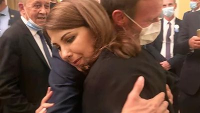 ماكرون يعانق ماجدة الرومي متأثرًا بأحداث لبنان الأخيرة: “ستكونون بخير” (صور)