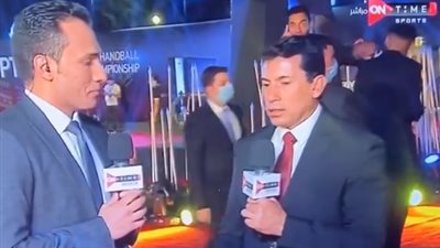 لاعب الزمالك يضرب زميله بالأهلي على “قفاه” خلال حوار وزير الرياضة (فيديو)