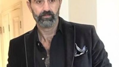 أيمن عزب يكشف حقيقة وفاة والده متأثرًا بفيروس كورونا