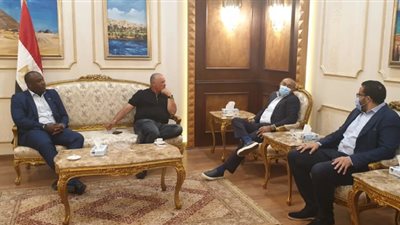 وصول رئيس “كاف” إلى القاهرة وهاني أبو ريدة يعقد اجتماعًا هامًا معه