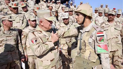 رئيس أركان حرب القوات المسلحة يشهد المرحلة الرئيسية لمشروع تكتيكي بجنود بالذخيرة الحية