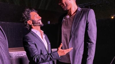 خالد النبوي يمزح مع لاعب كرة اليد حسن قداح (صورة)