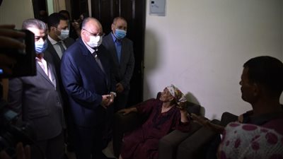 محافظ القاهرة يتفقد تسكين المواطنين المنقولين من المناطق العشوائية لمشروع المحروسة (صور)
