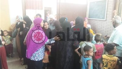 تزاحم الناخبين أمام لجان الإعادة بانتخابات “الشيوخ” بأسيوط دون إجراءات وقائية (صور)