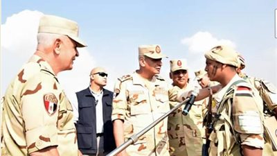 وزير الدفاع يلتقى مقاتلى الجيش الثانى الميدانى ويشيد بدورهم فى قتال العناصر الإرهابية
