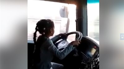 شاهد كارثة.. طفلة تقود سيارة نقل “تريلا” على إحدى الطرق السريعة (فيديو)