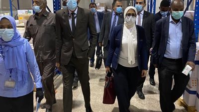 وزيرة الصحة تتفقد شحنة المساعدات الإغاثية للسودان (صور)
