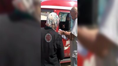 مسنة تدلي بصوتها داخل سيارة في الإسماعيلية بانتخابات الشيوخ (فيديو)