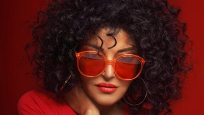 بشعر كيرلي.. سميرة سعيد تكشف بوستر أغنيتها “قط وفار”