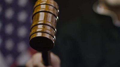 بتهمة الشروع في القتل.. محاكمة سيدة أمريكية حاولت إغراق طفلة فلسطينية