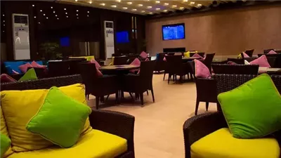 ضبطوها في وضع مخل.. حبس فتاة ضبطت داخل كافيه شهير بتهمة الدعارة