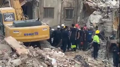 انتشال جثمان إحدى ضحايا انهيار عقار أرض الجولف | فيديو 